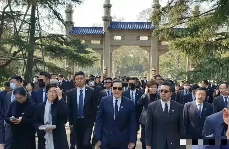 #这一段路马英九走了73年#有人用什么乡愁之类扯马英九祭祖，我心内都会想，这是什