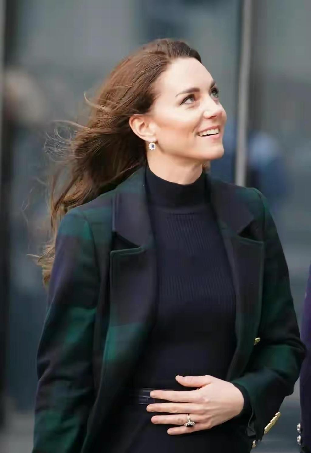 凯特出席活动，被老公威廉用手扶