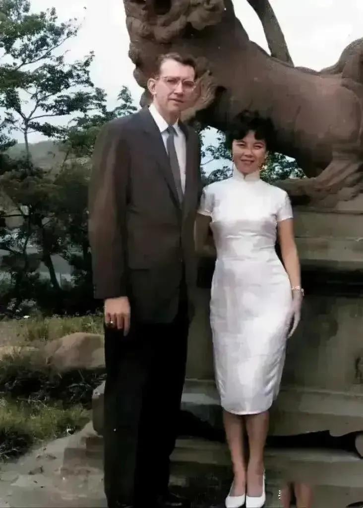 上世纪50年代，费翔父母年轻时的合影，费翔的父亲费伟德身材高大，有190cm，母