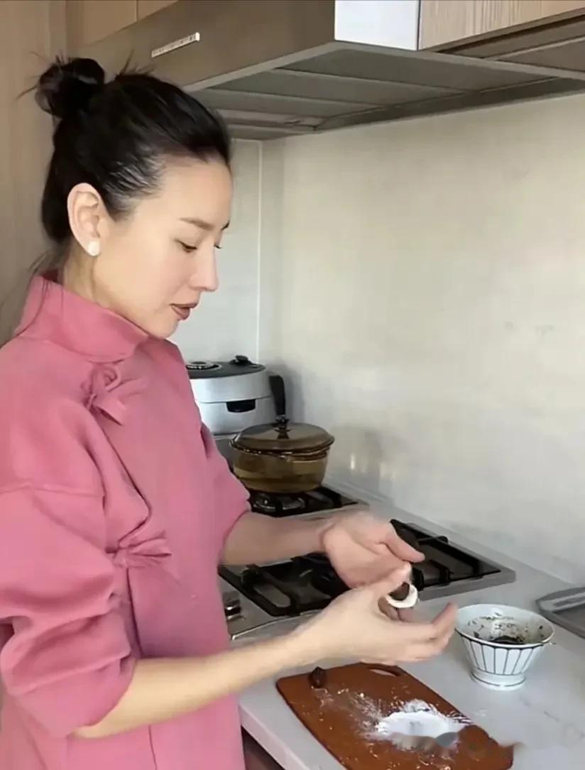 明星就是不一样，对于穿衣打扮真的好讲究，也敢花钱。

据说董洁下厨穿的这件衣服要