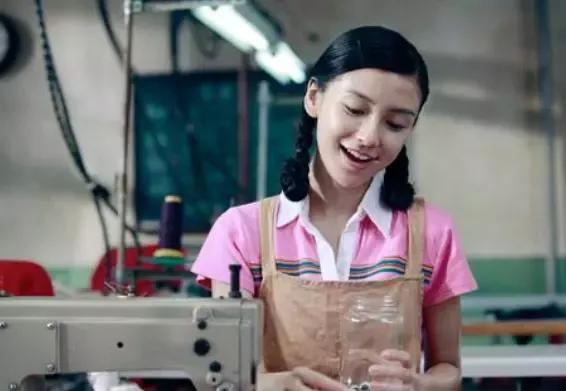 2010年，杨颖和井柏然在电影《全城热恋》中的剧照，那时的杨颖还很青涩，但是清纯