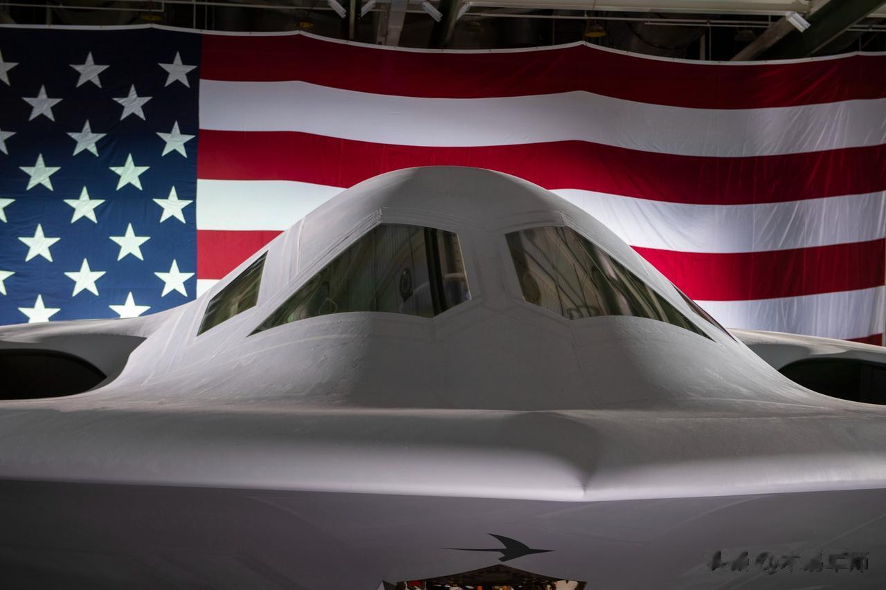 美国空军发布了 B-21 Raider 轰炸机的新照片，其中包括一张更高角度的照