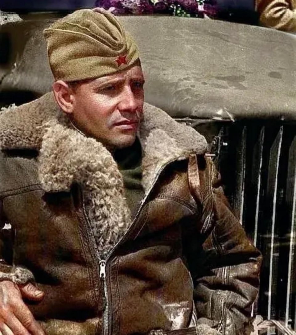 #历史那些事[超话]#二战时期的一位苏联军官，头戴船形帽，身穿毛皮衬里的皮衣，质