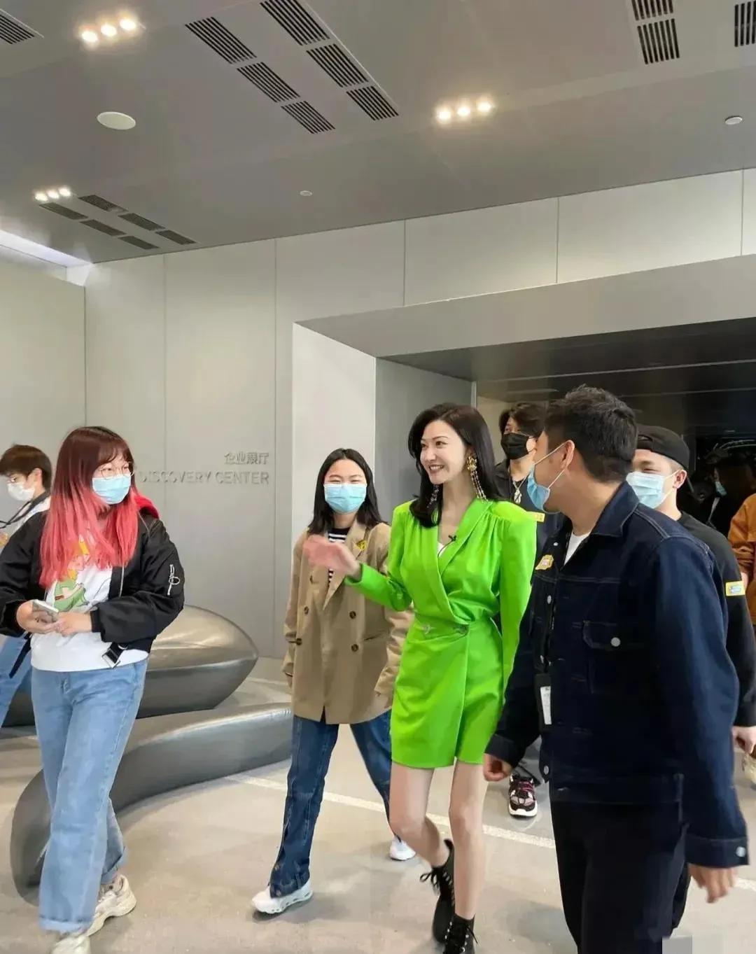景甜的绿衣服不错[赞][赞][赞]