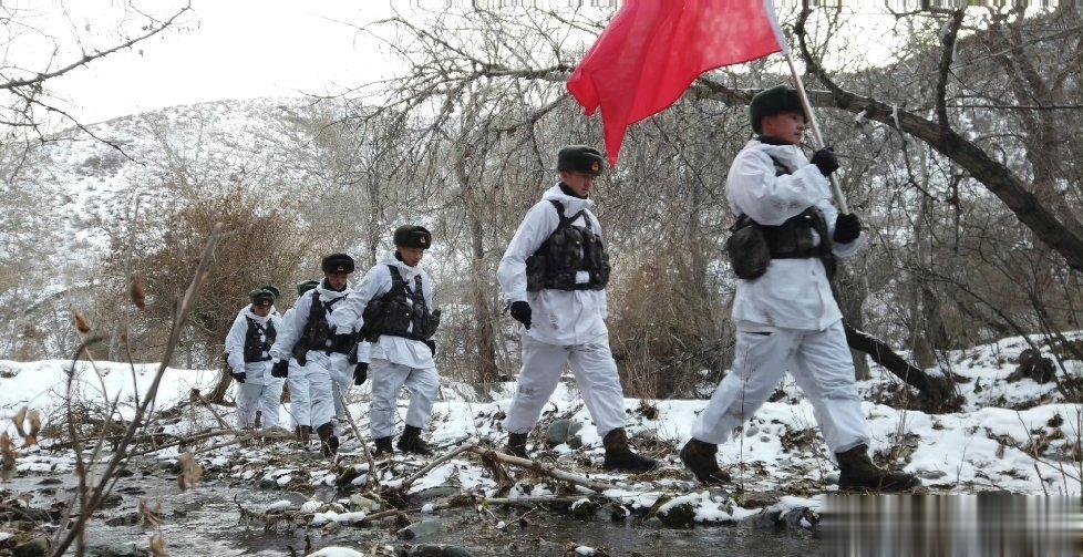 【边防官兵坚守在巡逻一线】连日来，新疆北部地区普降大雪，气温骤降。为有效管边控边