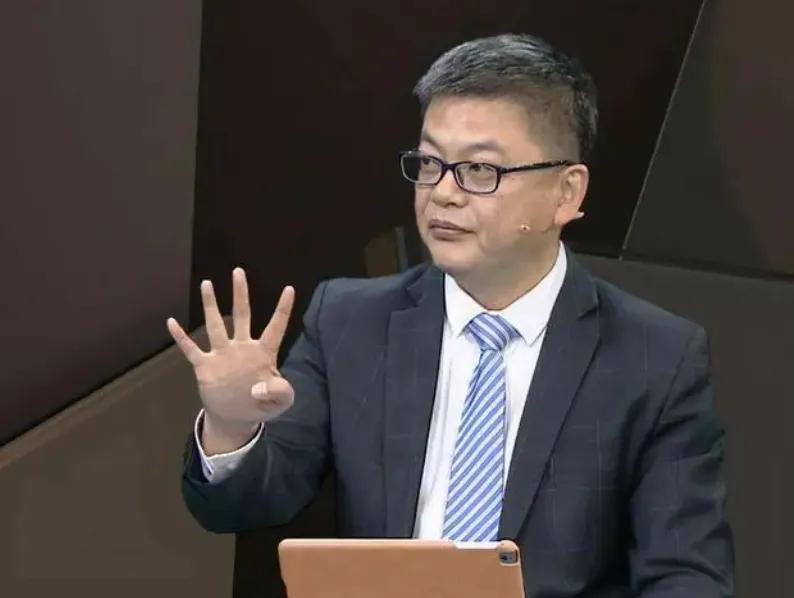 苏群在周琦社交平台下方留言，球迷嘲讽他是篮坛胡锡进！

随着周琦和新疆男篮的矛盾