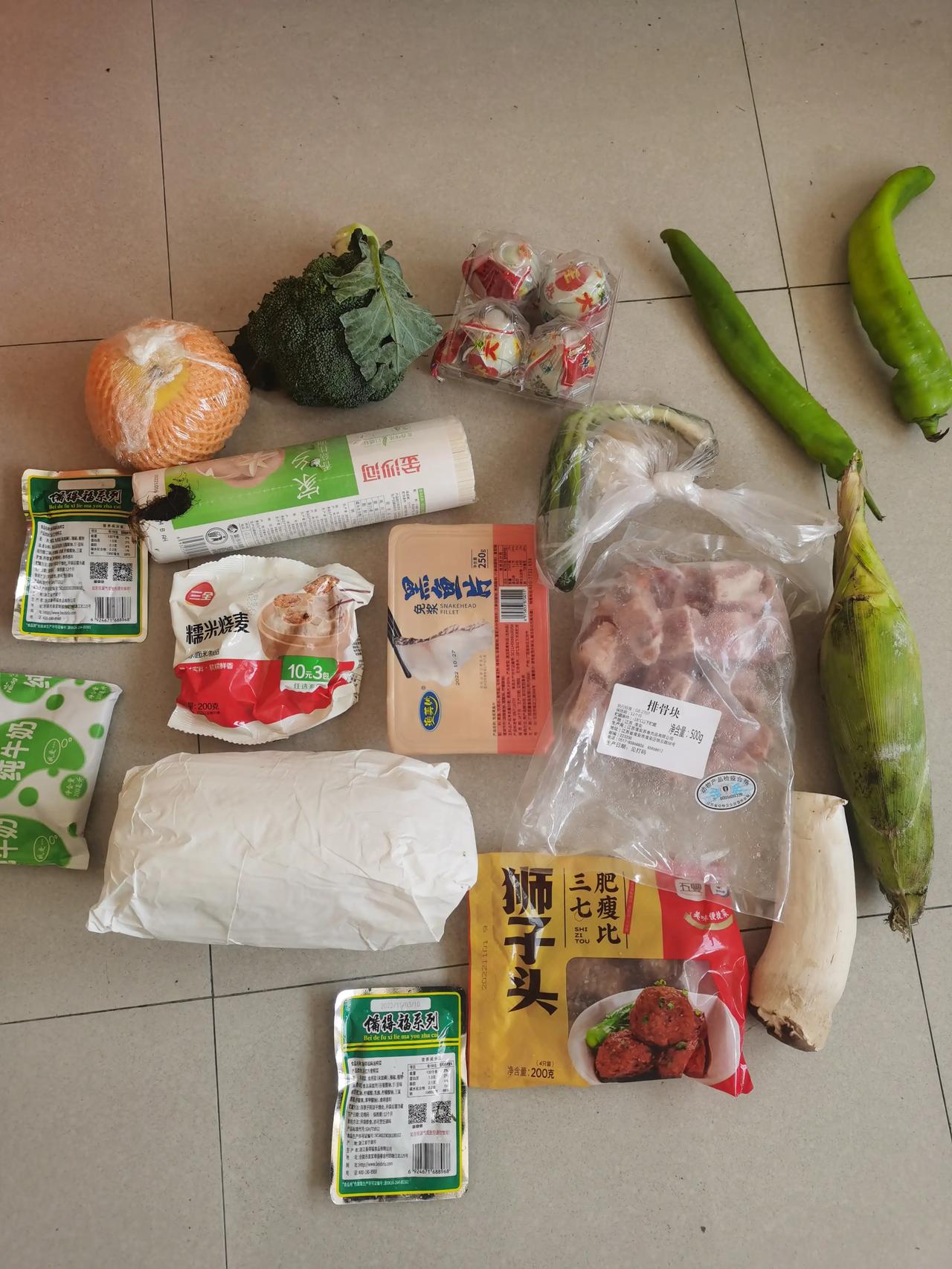 2022年11月21日，浙江宁波高新区，政府发的物资到了，业主群里一片赞扬声，终