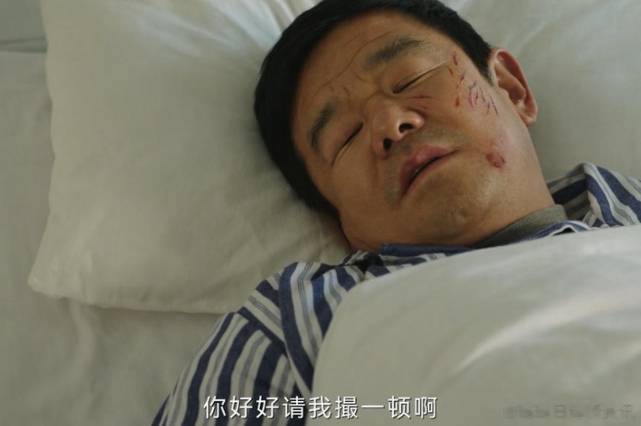 男人去医院看从鬼门关走了一遭又回来的老搭档，从进门看见战友的那刻就开始抹眼泪，说