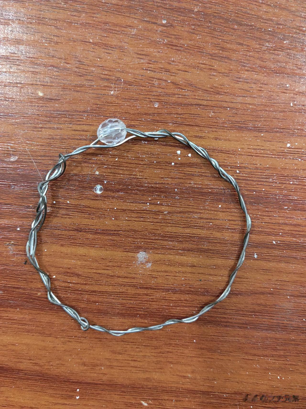 
我要做他的女朋友。
今天两个初中生，一男一女互相送了礼物。
教导主任缴获了其中