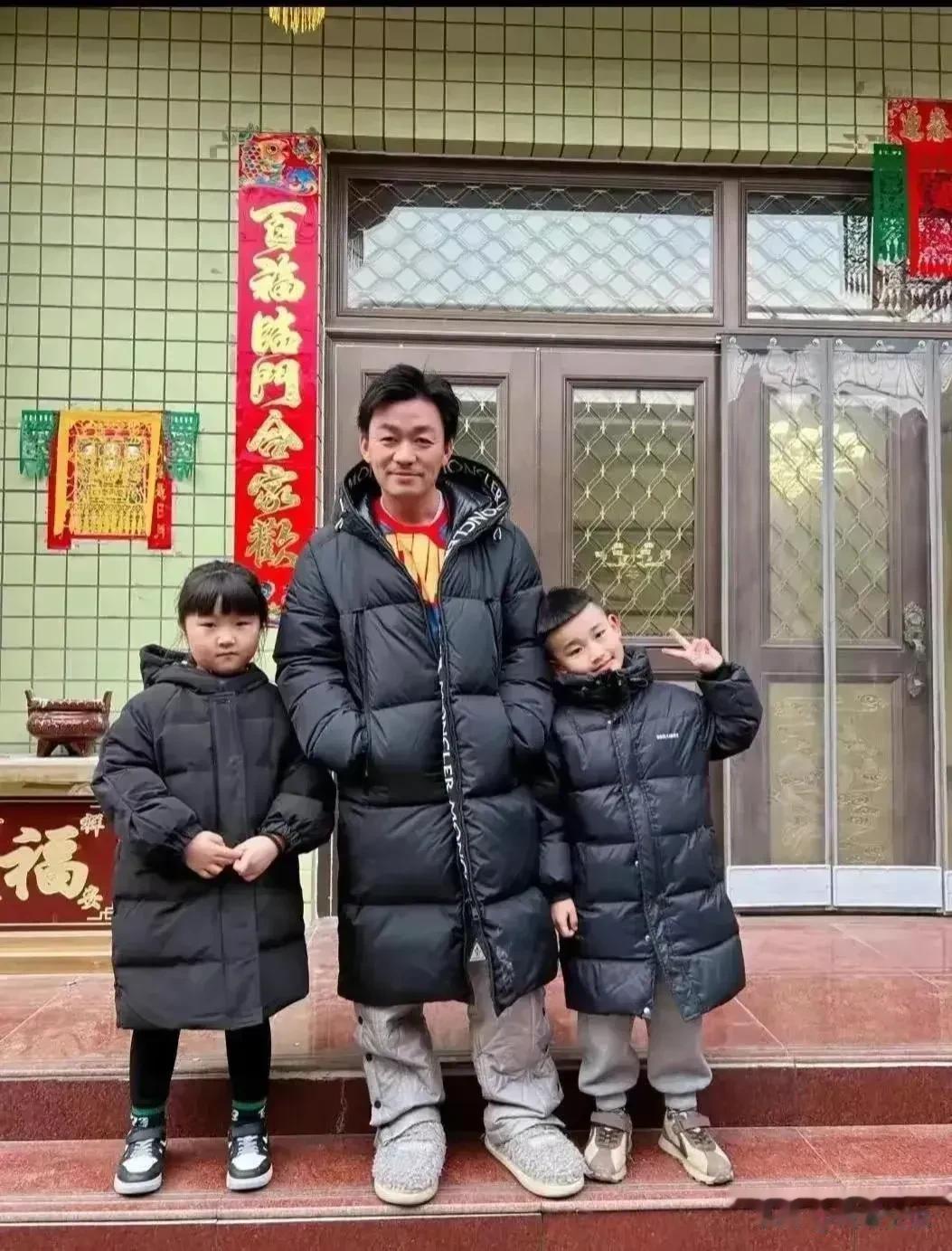 经过时间的沉淀和洗礼，发现当初那个憨直的王宝强，如今已经蜕变成一个成熟稳重的型男