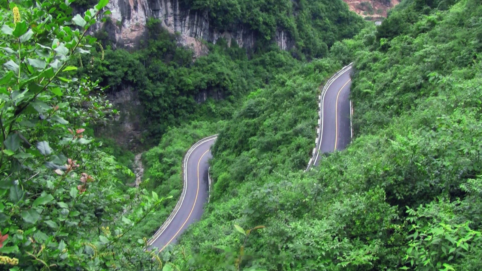      我曾有一次自驾旅行中，由于在偏僻的山区，一路荒芜，晚上找不到可以住宿的