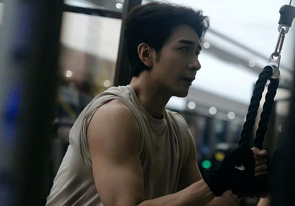 《星落凝成糖》剧组的男演员好卷，个个身材都超好啊。陈星旭陈牧驰这肌肉，流哈喇子。