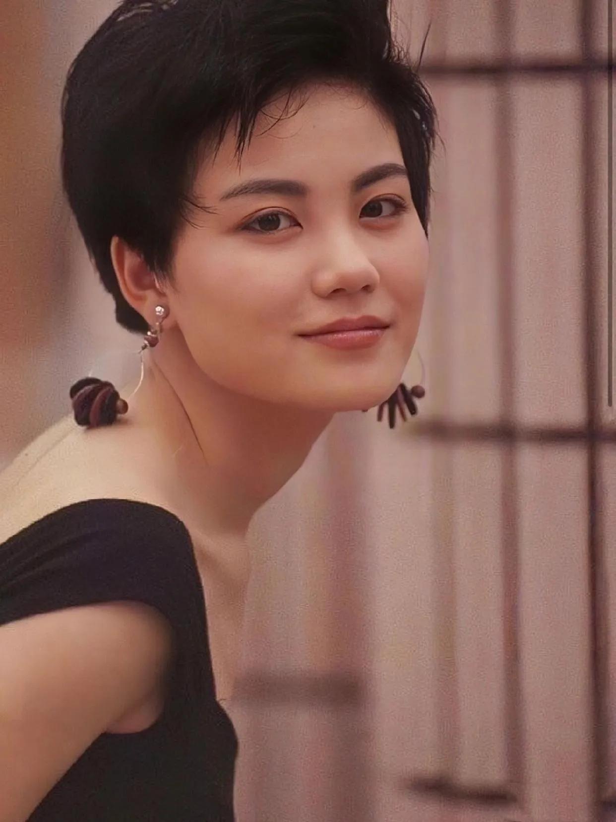 年轻时的短发的王菲，妩媚中透着爽朗，360无死角的美，娇媚脱俗。
年轻时的王菲清