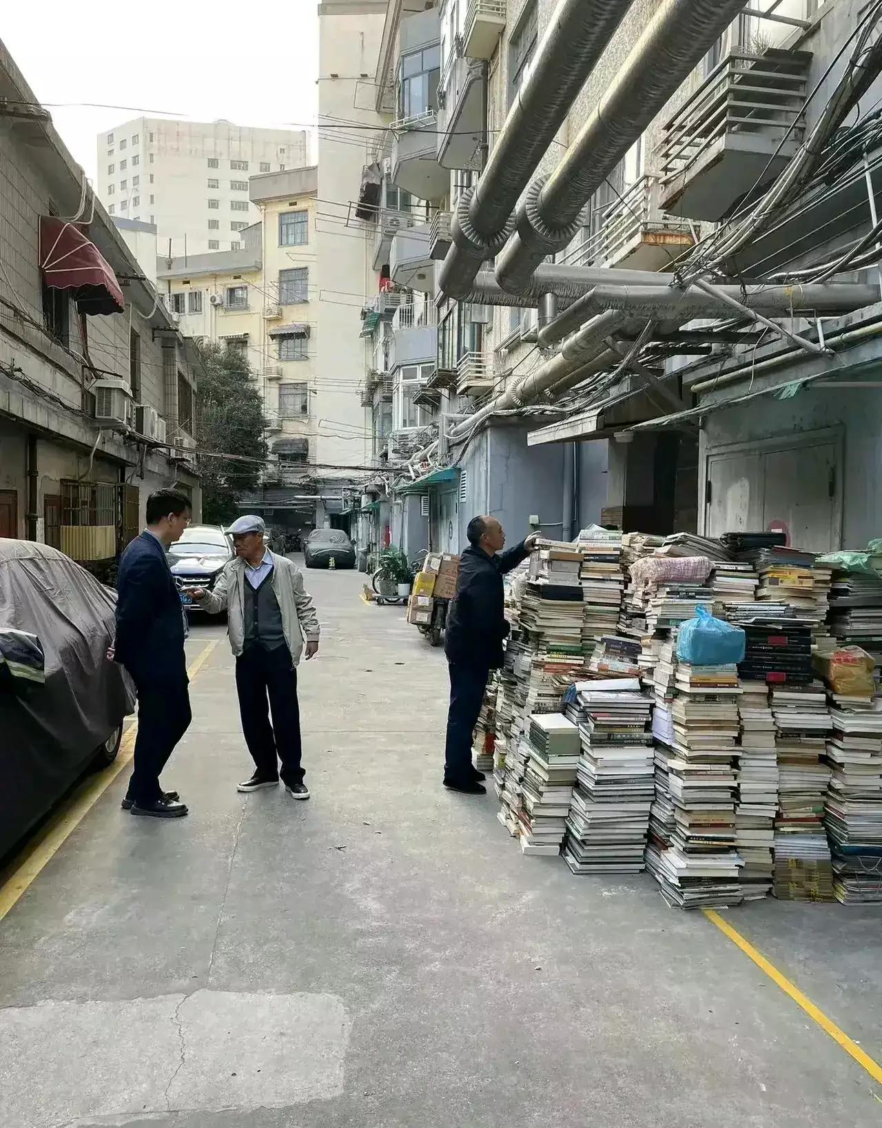 复旦教授去世后，满屋藏书白送都没人要，只能当废品卖！

读万卷书的时代好像过去了