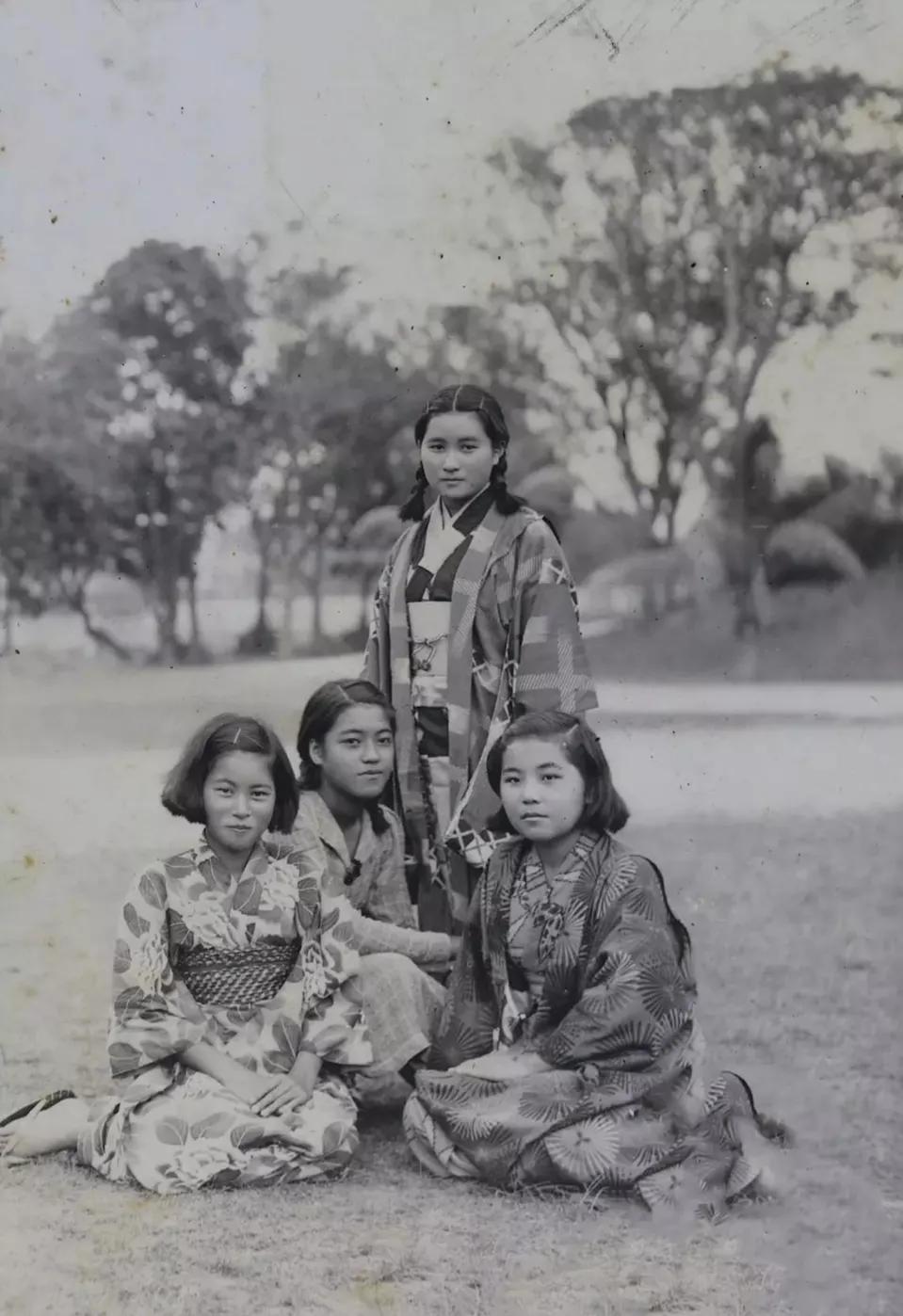 1920年代拍摄的台湾省中学女生学习生活照片。