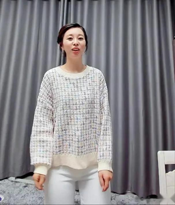 我这次卖的是衣服，没有运费险。你如何归还它们？田静尽全力直播，还戴上了眼镜，换了