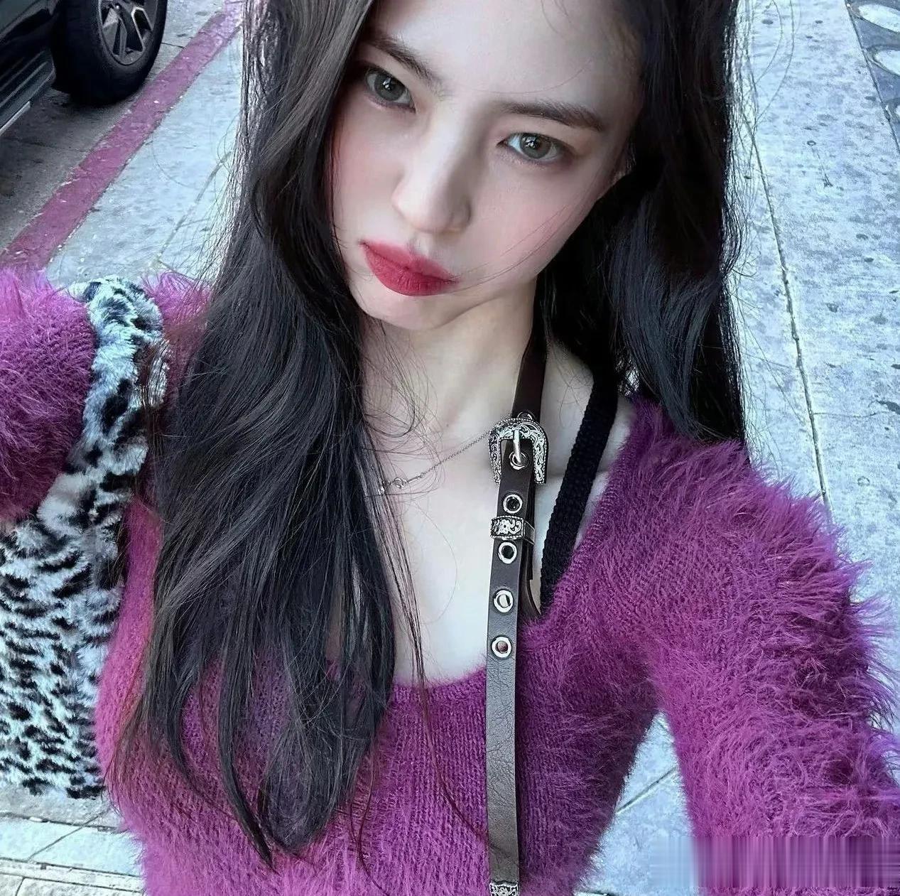 没想到韩素希和紫色适配度如此之高呢！韩素希紫色毛衫这个造型好美好温柔，狠狠被拿捏