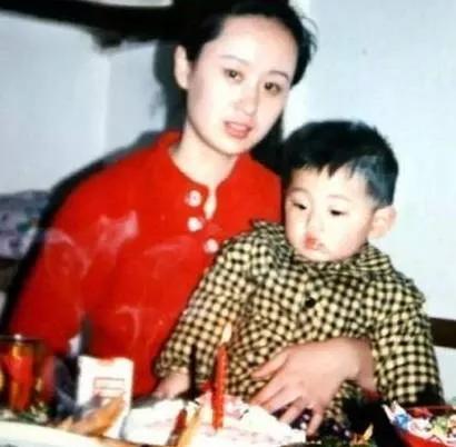 这是30多年前青岛一对母子庆祝生日的照片，照片里的小男孩长大后成为了乒乓球世界冠