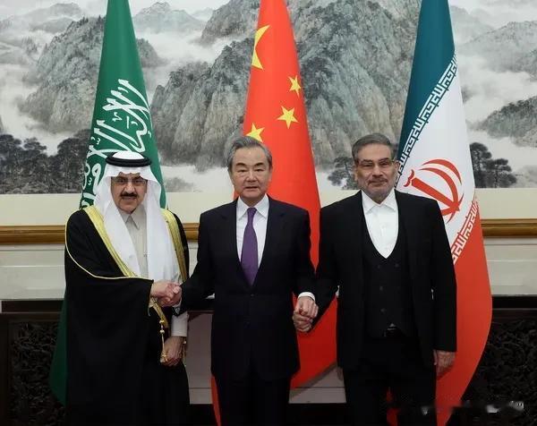  中国善于自己化干戈为玉帛，以德服人。也善于劝谈促和当斡旋人。当然以德服人要德能