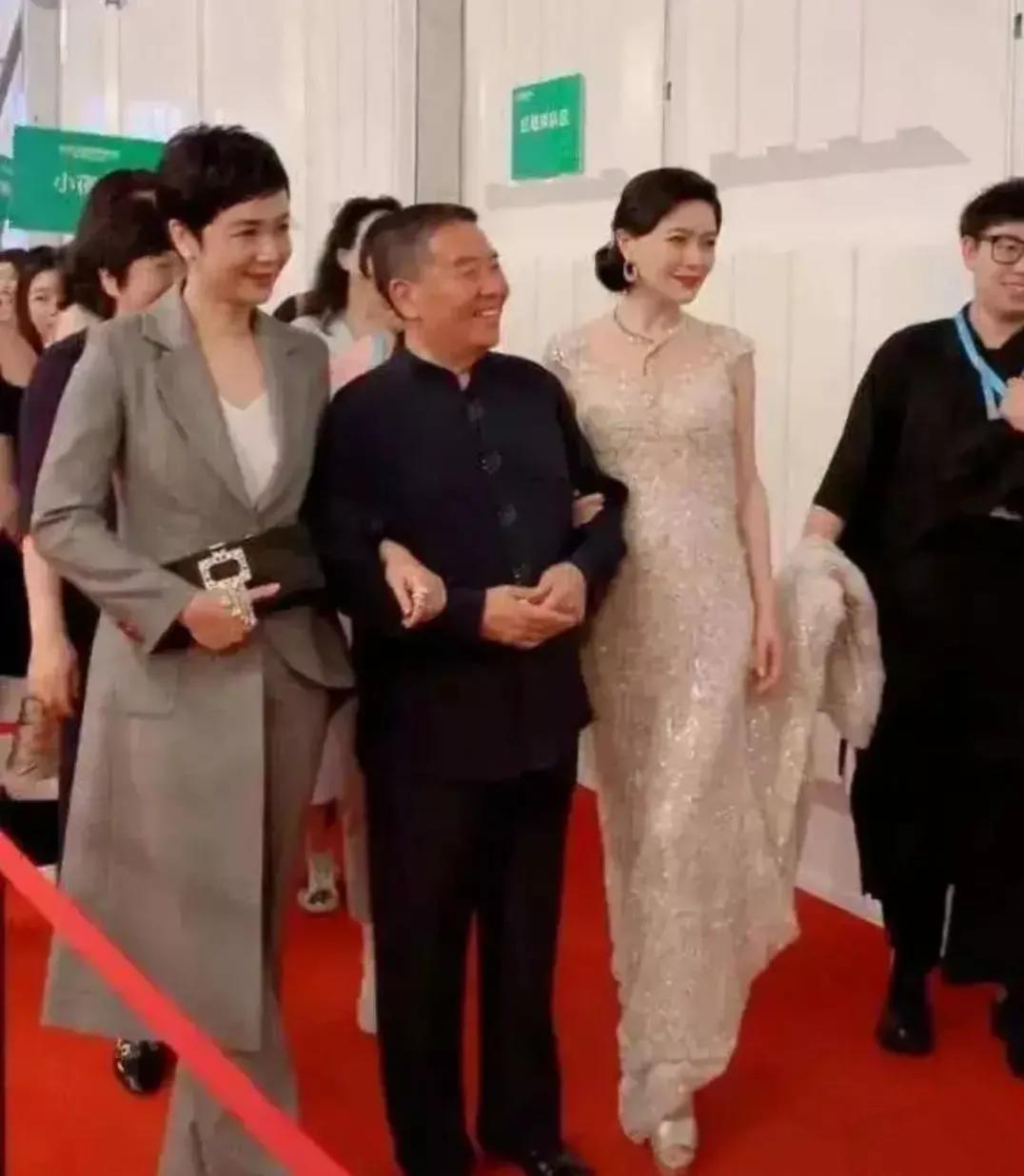 这张照片中间这男士心里乐开了花！有两个美女架着他走，这两位美女看着面熟，她们是谁
