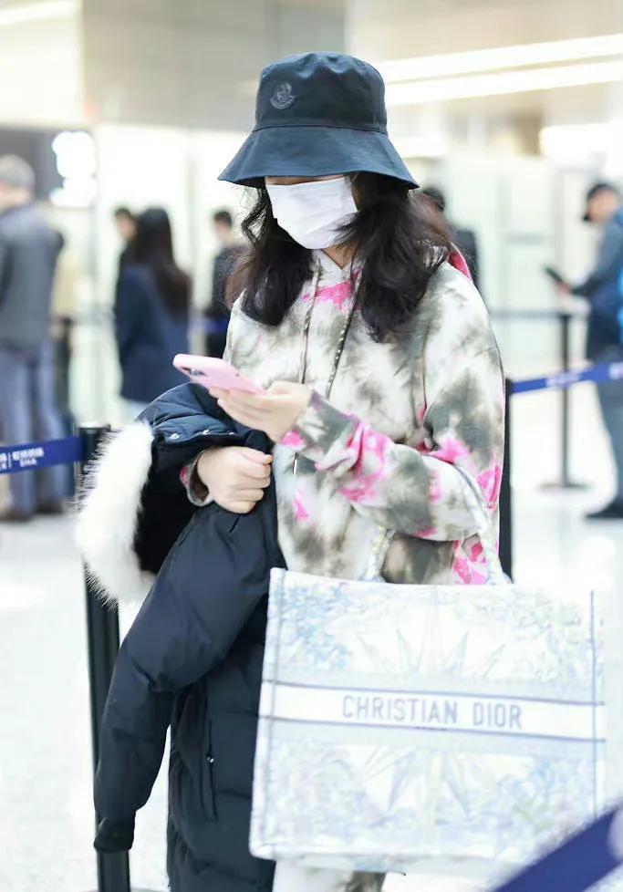 王岳伦和女儿王诗龄被拍到现身虹桥机场，王诗龄的衣品比较时尚，而王诗龄父亲王岳伦有