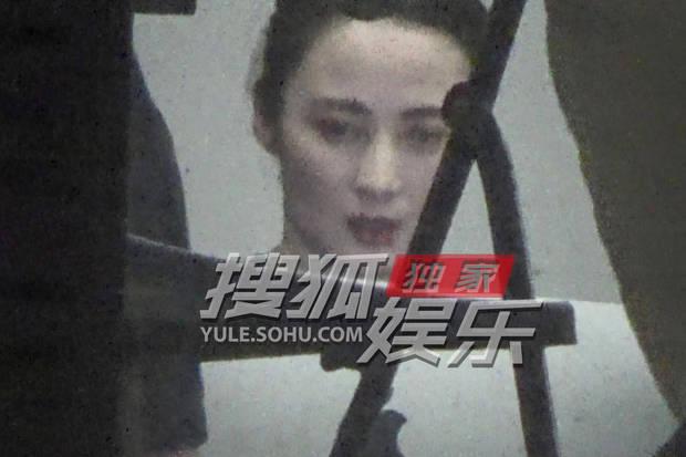 日前，蒋勤勤现身艺术区拍照忙工作，镜头里的她面部自然而紧实，盈盈双眼依旧似水，状