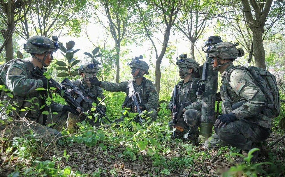 【】近日，第73集团军某旅组织了一场快节奏、高强度、环境复杂的单兵综合演练。演练