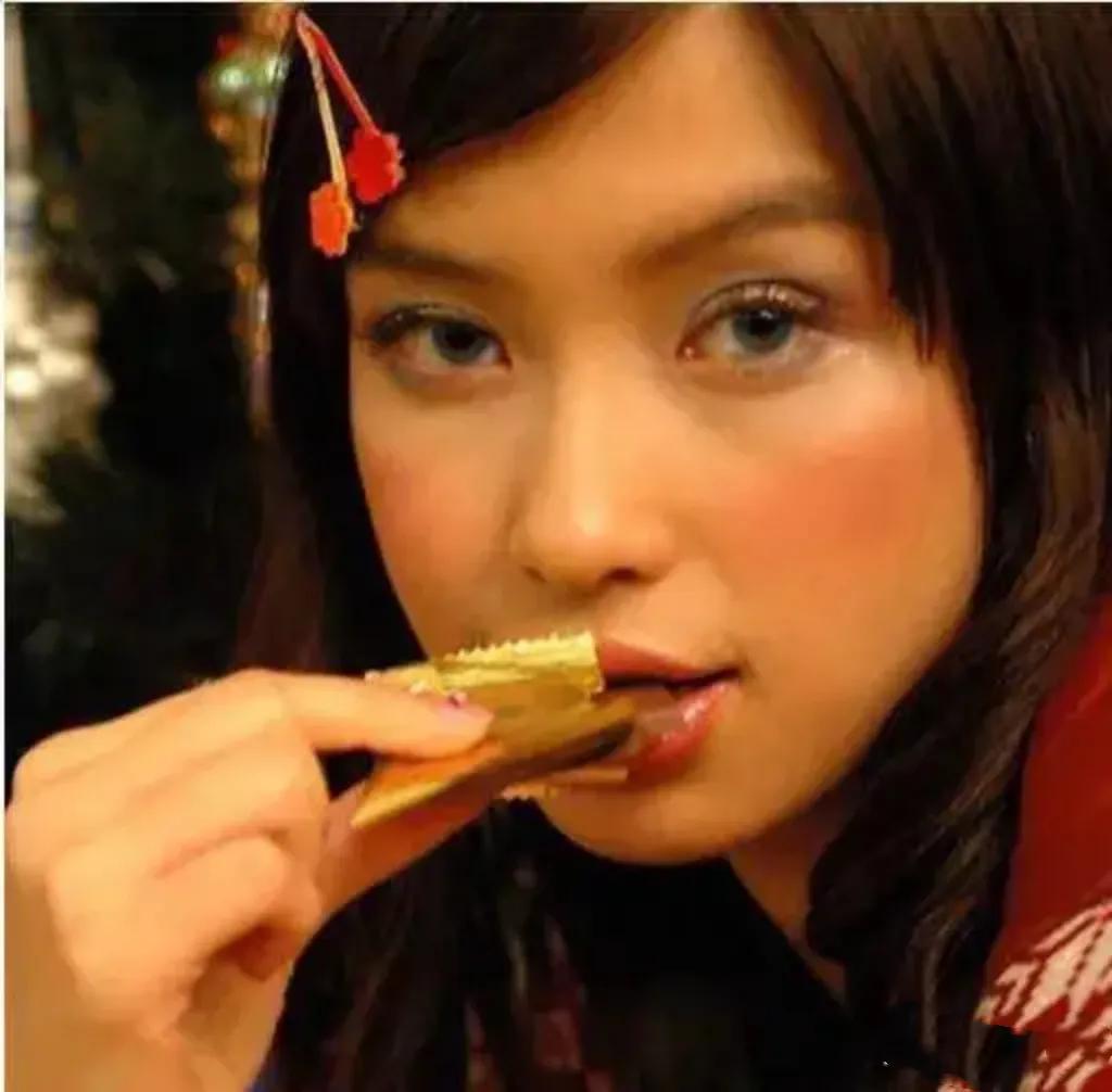 出道前的杨颖，嘴巴和凤姐神似，整容也是不得已。
没整容前的杨颖，嘴大脸长眼小，长