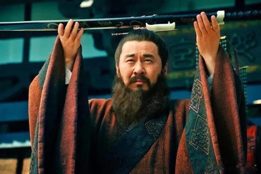  
曹操是奸雄，是枭雄，也是那个时代的英雄。
他曾因痛恨宦官乱政，而成为一名刺客