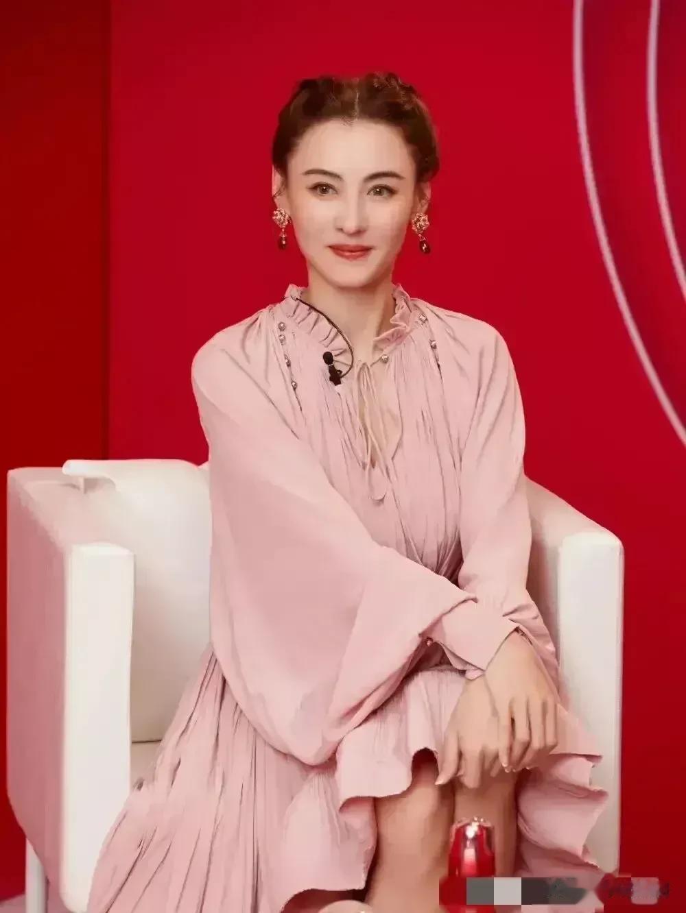 张柏芝不愧是娱乐圈最漂亮的女星，她拥有性感的身材，一双大长腿是非常的吸睛，五官精