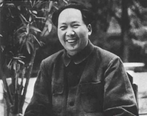 “我们中国人是有骨气的，谁也别想我们会弯腰低头。”面对困难，毛主席铁骨铮铮，掷地