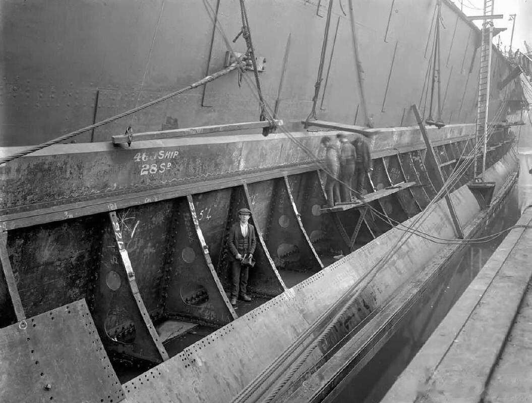 正在建造中的胡德号战巡舰体，摄于1918年2月17日。可见复杂的防雷隔舱结构 ​
