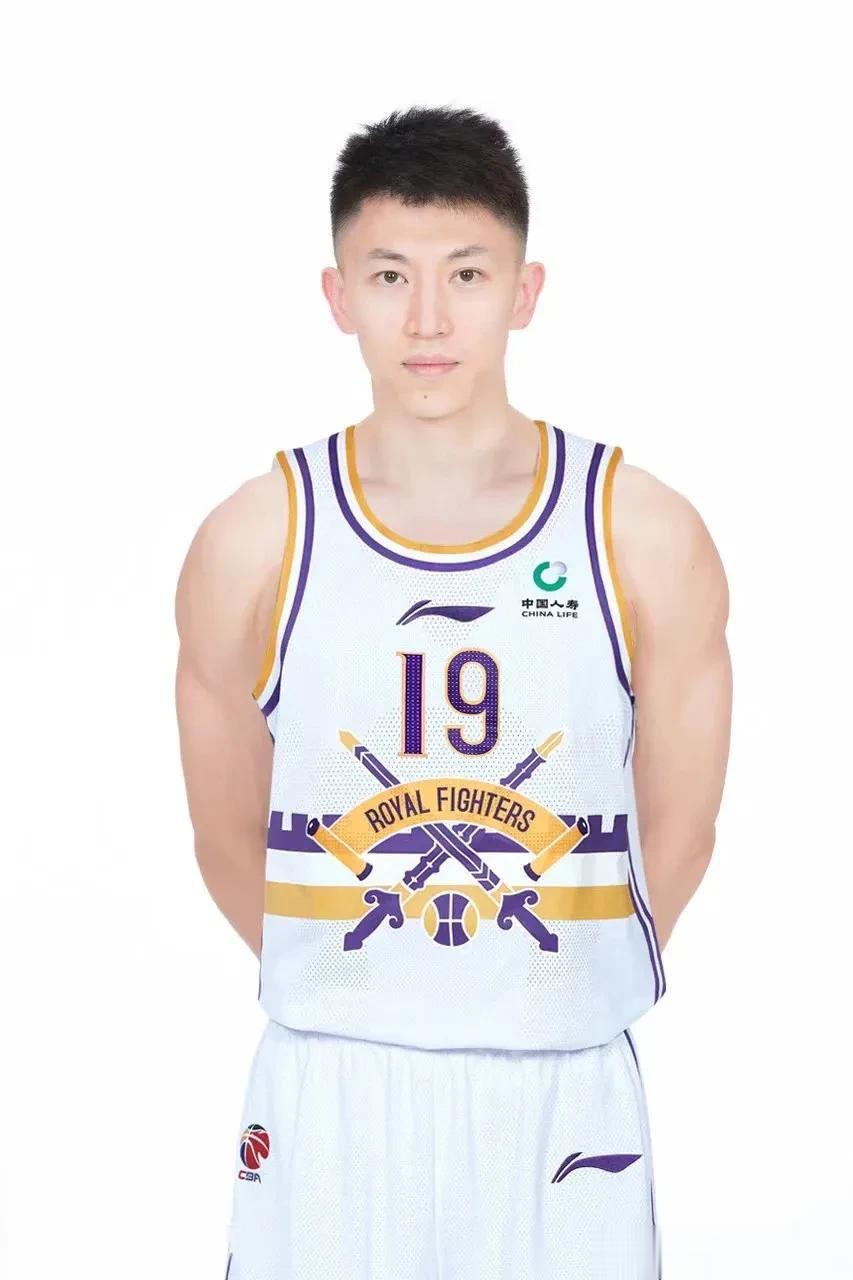 北控男篮官宣，正式签下后卫刘晓宇，后者将身披19号球衣。