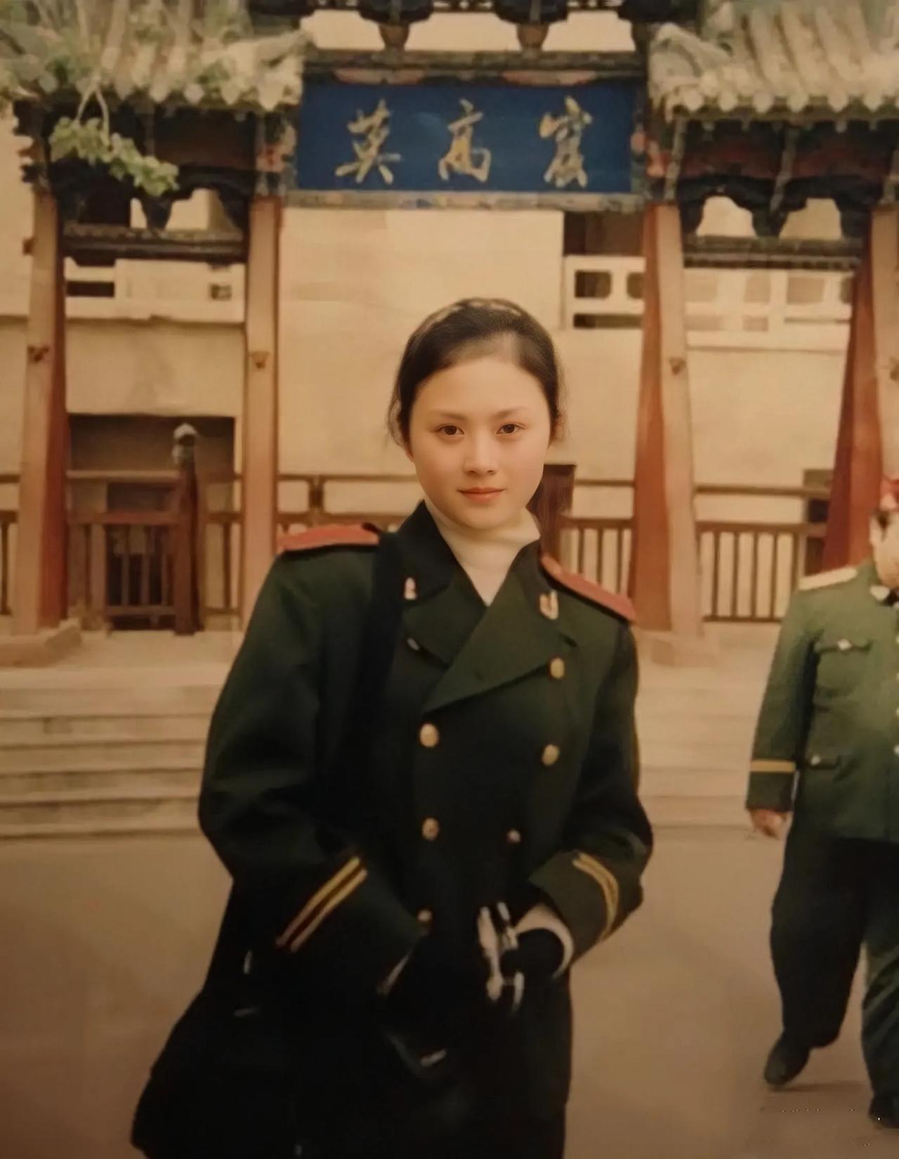 年轻时的沈腾和王琦上大学时的留影，真是郎才女貌，很般配的一对儿。
王琦是一位典型