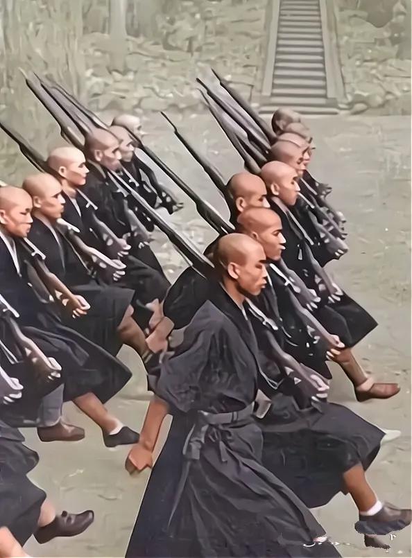 二战后期，日本人有多疯狂？和尚都扛枪训练，准备上战场了！

下图是二战时期，正在