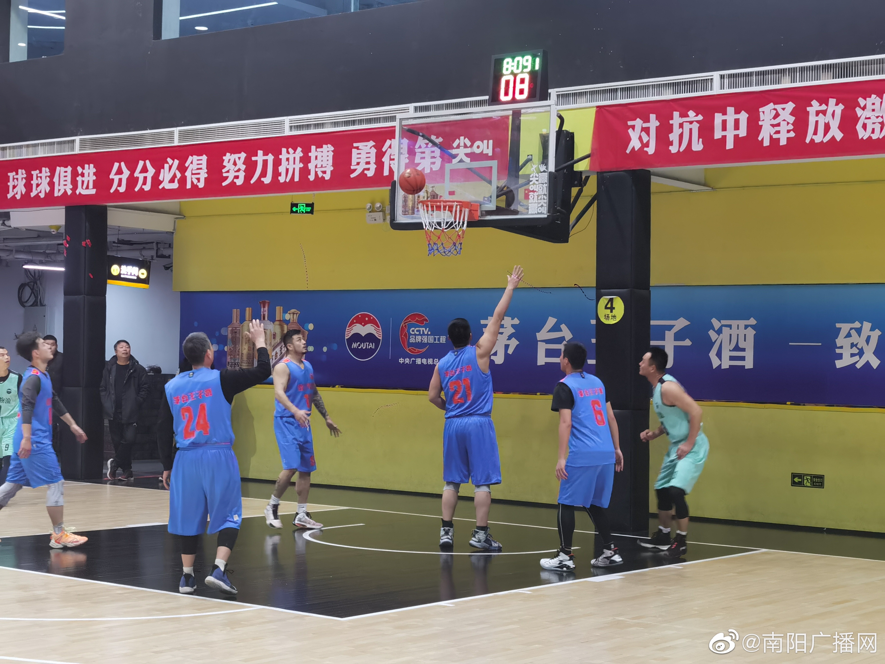 冬日的寒冷抵挡不住篮球运动员和