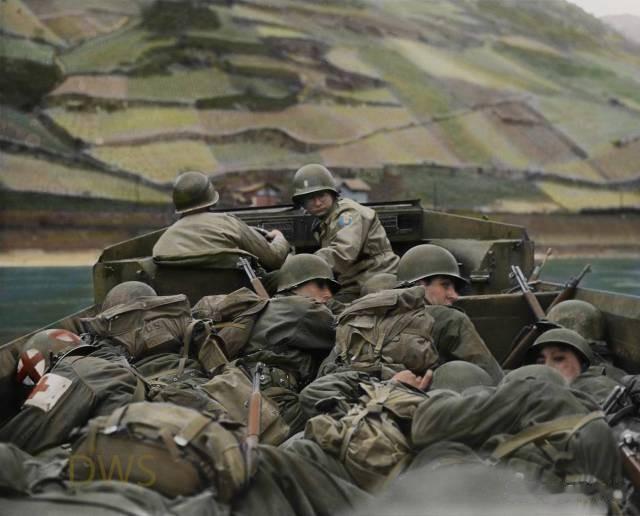 1945年3月26日，德国奥伯维塞尔，美国第89步兵师的先头部队乘坐登陆艇试图在
