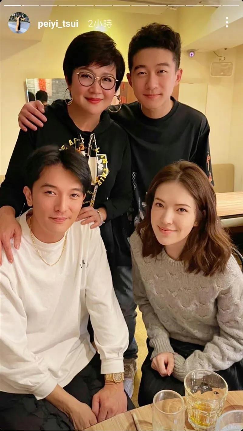 邱泽和老婆许玮甯现身蓝心湄举办的聚会，邱泽变得好温柔，没有花花公子的帅气和洒脱[