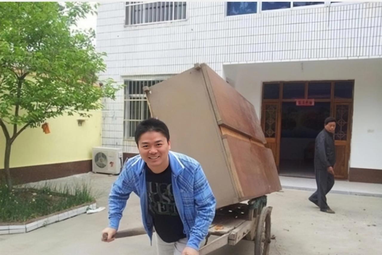 这样的刘强东你肯定没见过，拉车砍柴，烧饭，样样精通，章泽天眼光真好，找了个无所不