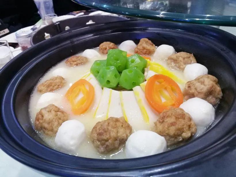 湖北武汉20几个老同学聚餐叙旧，菜肴酒品随意选，不想结账时竟然发生了这事

近日