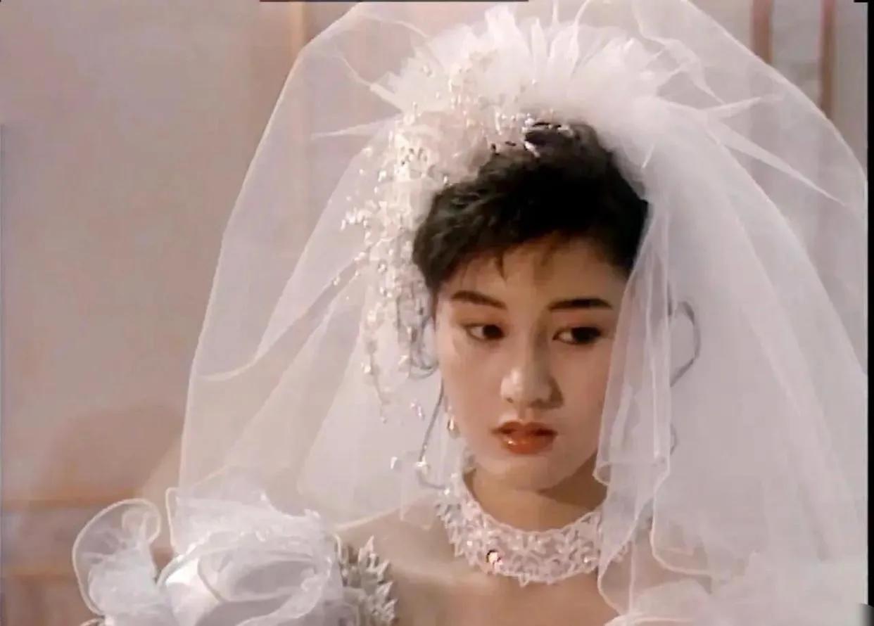 1989年，年轻时的李嘉欣在电视剧《花月佳期》里穿婚纱的造型，那时的李嘉欣才19