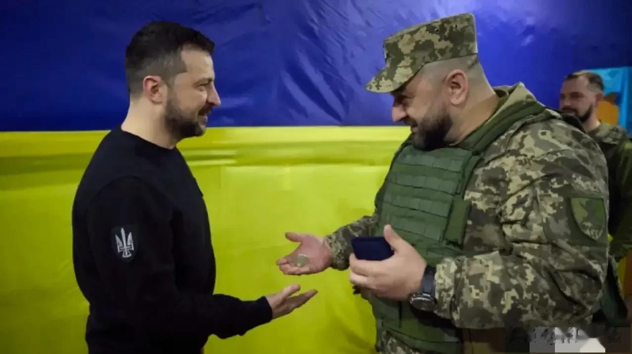 勇敢的泽连斯基造访乌军在扎波罗热州的前沿阵地！泽连斯基说，“我祝愿我们赢得胜利！