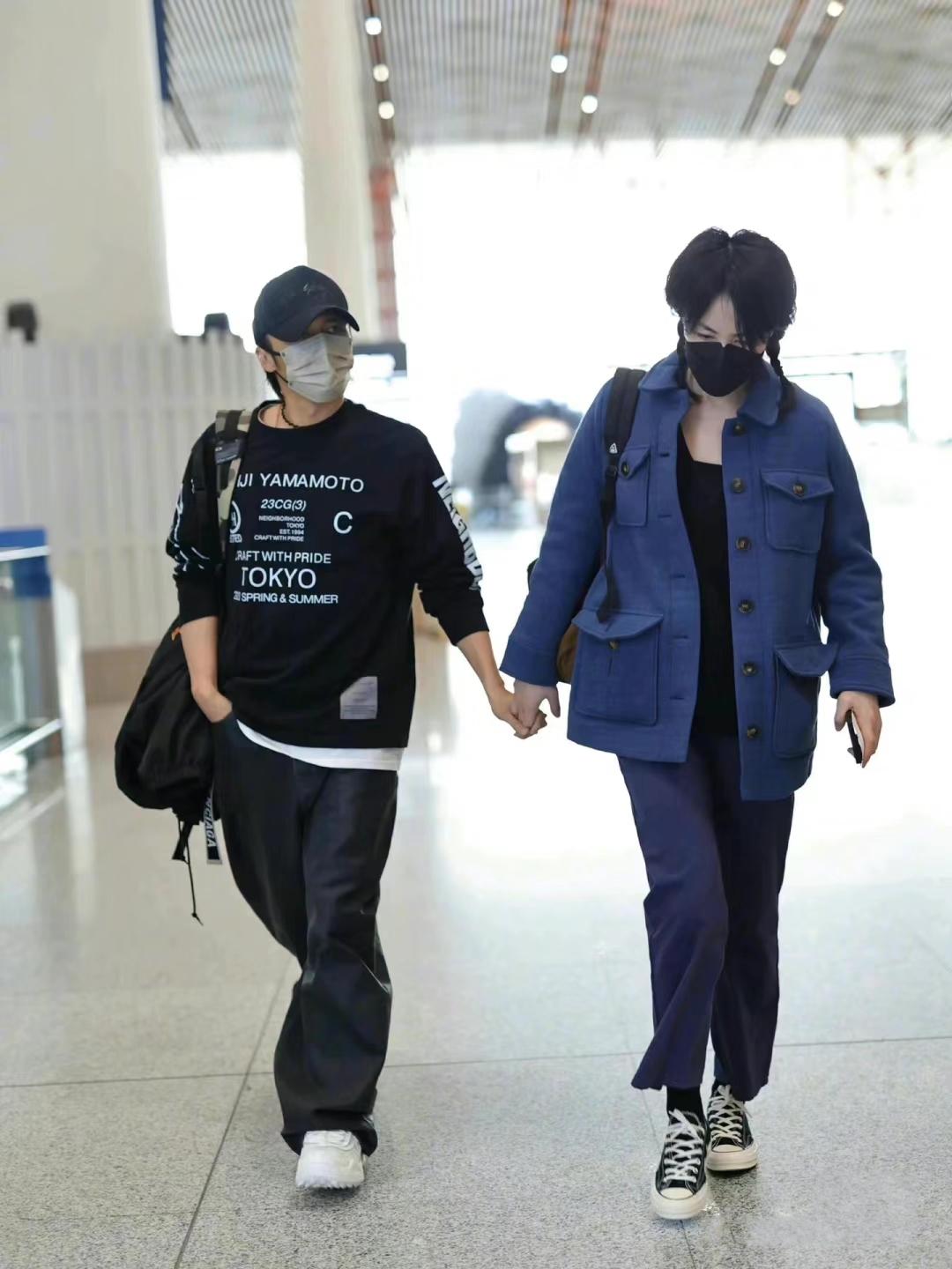 53岁王菲罕见出镜，身穿蓝色工装上衣搭配布鞋超时尚
3月11日娱乐圈最大的惊喜无