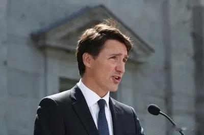  加拿大就是跟着美国跑的小跟班，并且是美国偷驴他拔撅。

为什么这么做呢，一是美