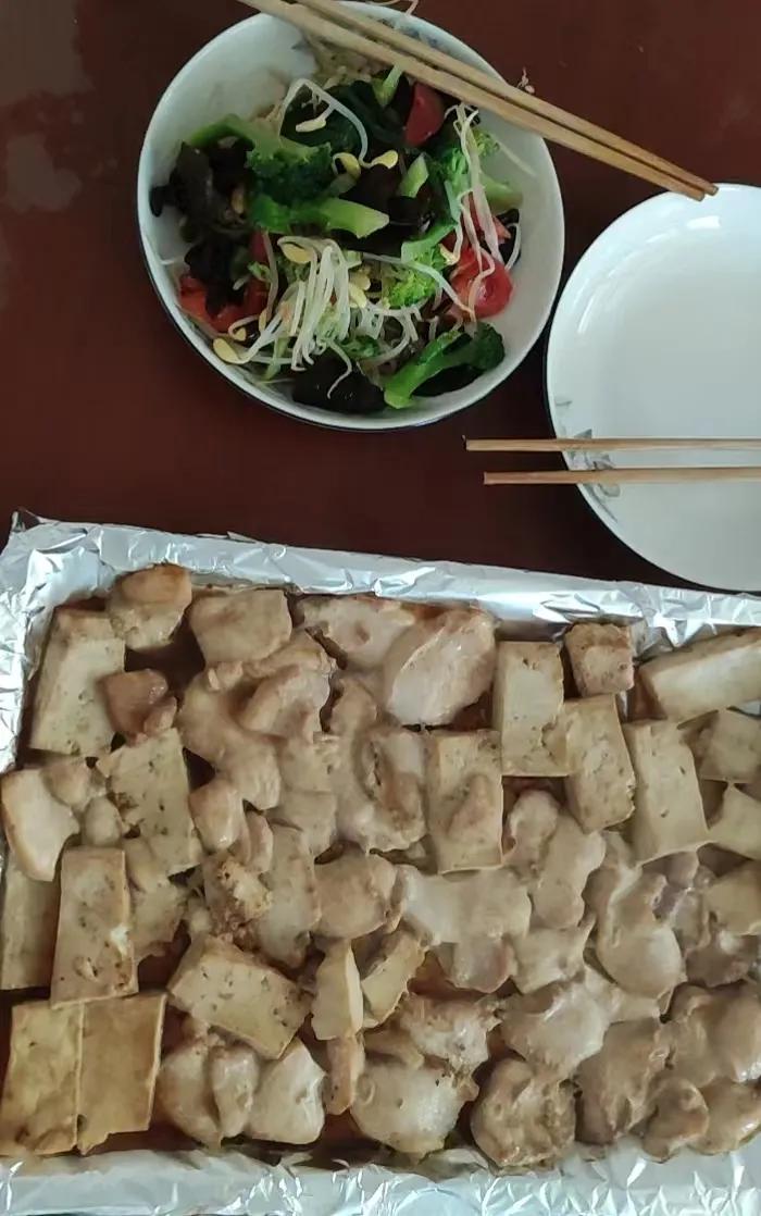 我和儿子的午餐。

中午凉菜和
