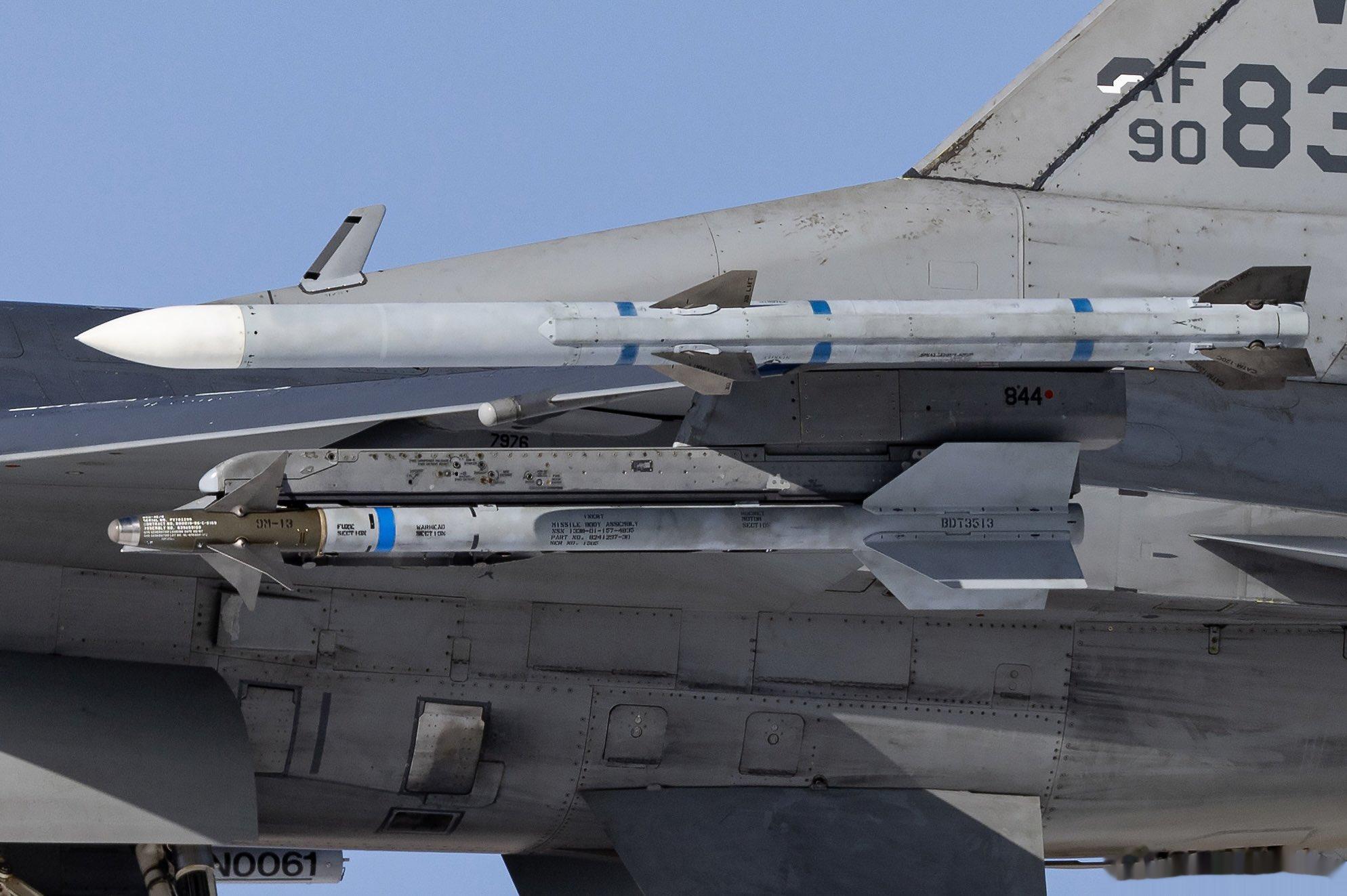三泽基地F-16挂载的9M和120C特写#航空[超话]##武器装备[超话]# ​