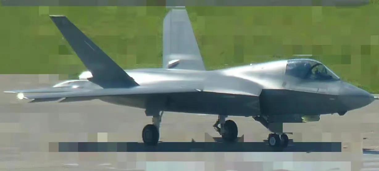 几个月之前拍的歼–35图片，但