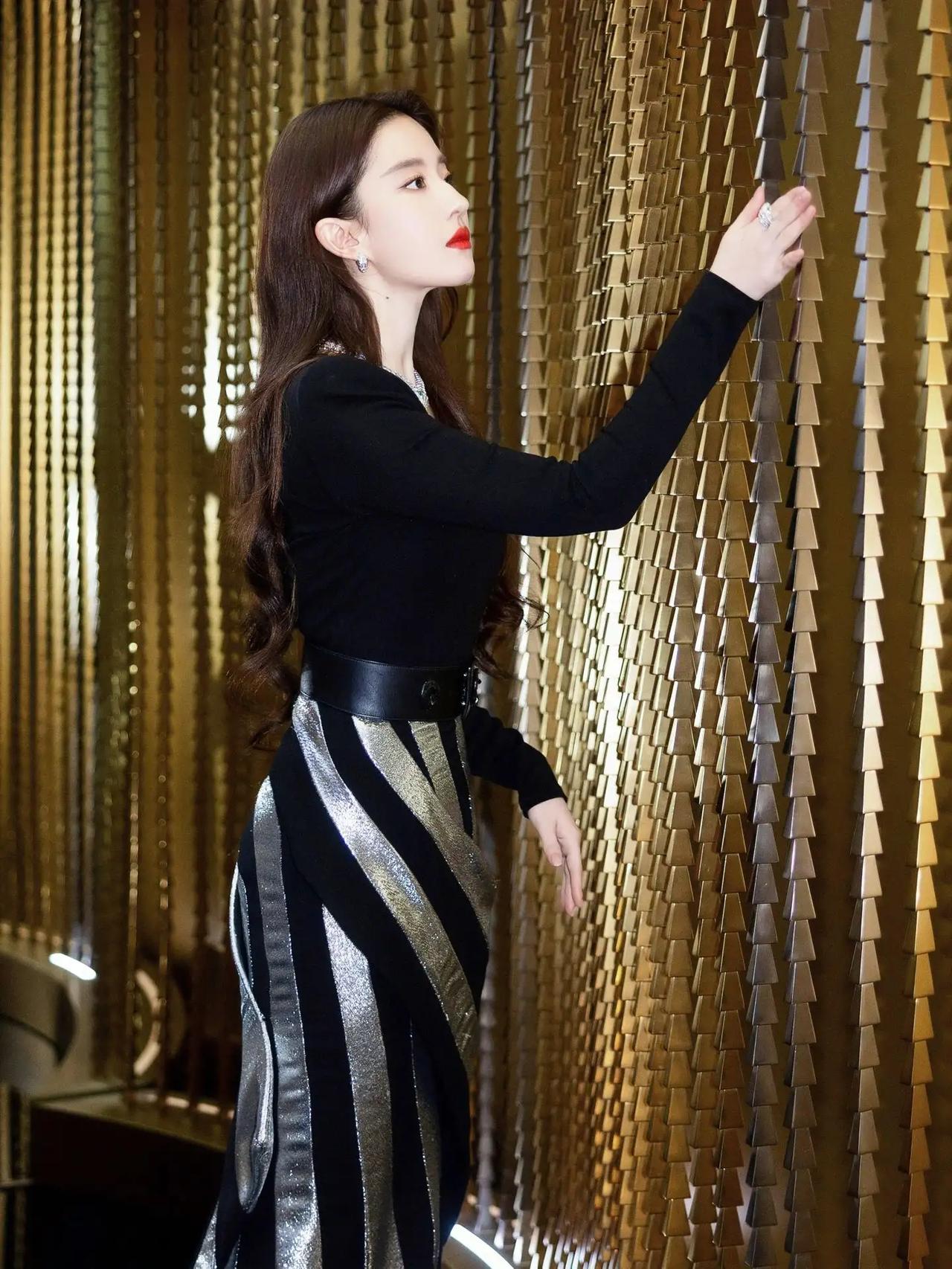 刘亦菲作为中国影视圈中备受瞩目的一位女演员，以其出色的表现和姣好的气质成为了众多