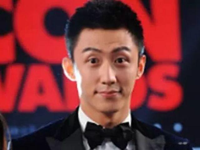 男偶像“卖萌”瞬间，王一博呆萌，黄景瑜可爱，肖战的很厉害
黄景瑜是现在的娱乐圈中