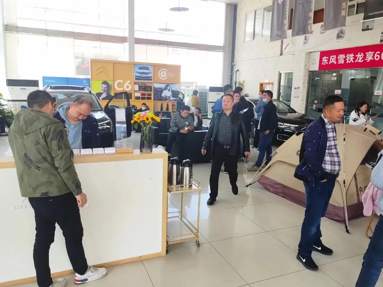 东风雪铁龙4S店排队购车了？在湖北某个4S店内顾客满堂，大家都在排队购买雪铁龙的